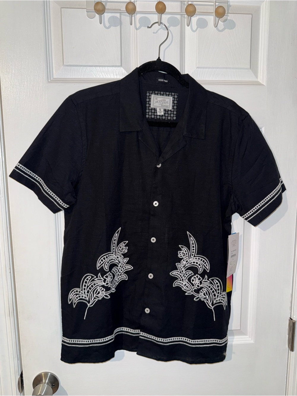 Modern Culture Men’s Black Button Down White Embroidery Short Sleeve Small NWT